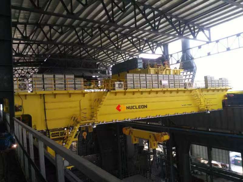 Overhead crane for casting